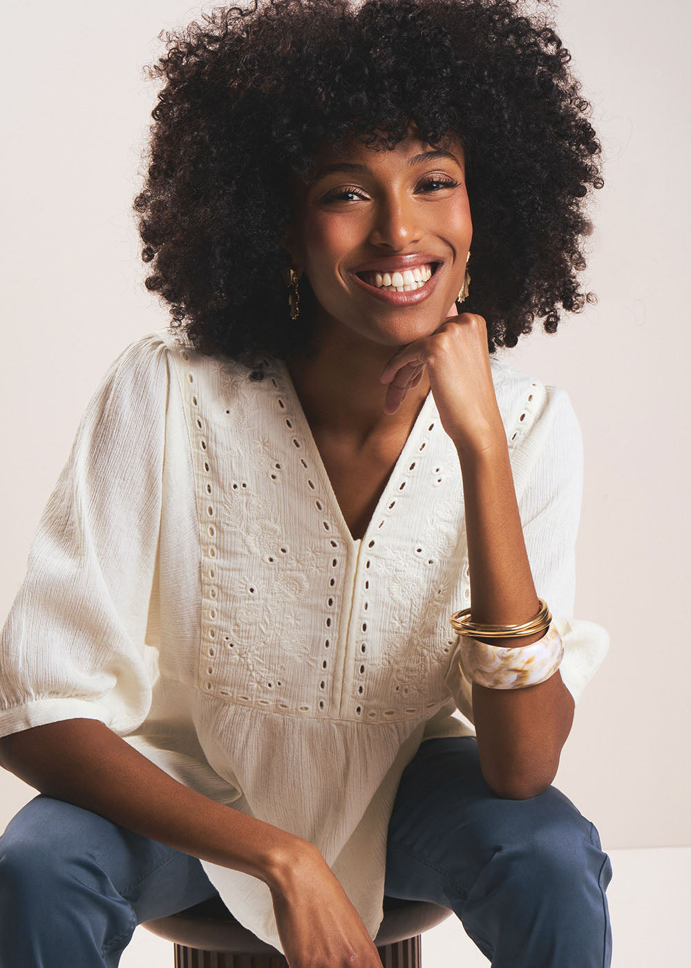 Embroidered V-neck top with short balloon sleeves – Sud Express