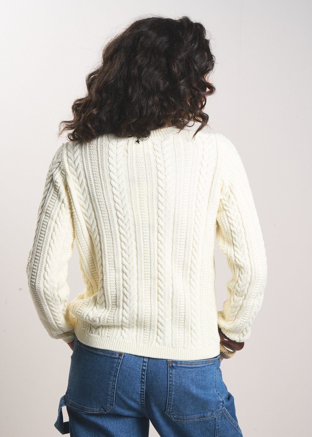 Short buttoned cardigan in cable knit cotton - Sud Express - 3 - Sud Express