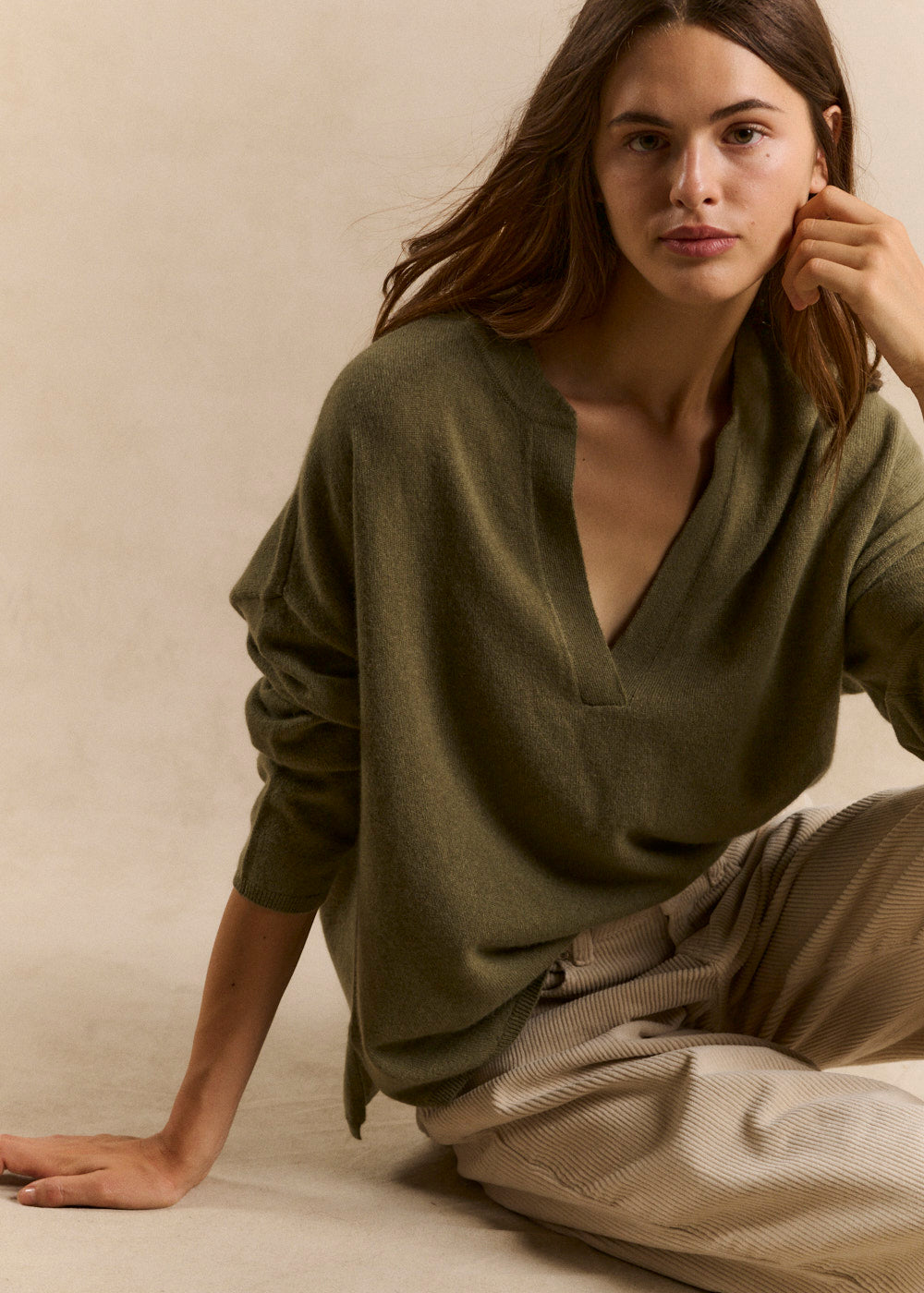 Loose-fitting cashmere jumper with a Tunisian collar - Sud Express - 5 - Sud Express