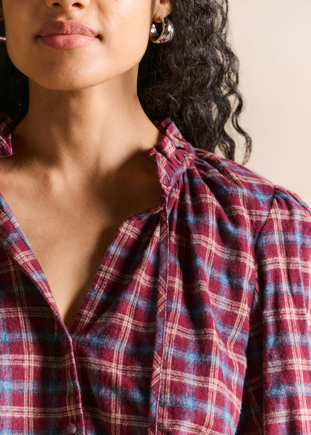 Checked blouse with ruffled tie collar - Sud Express - 2 - Sud Express
