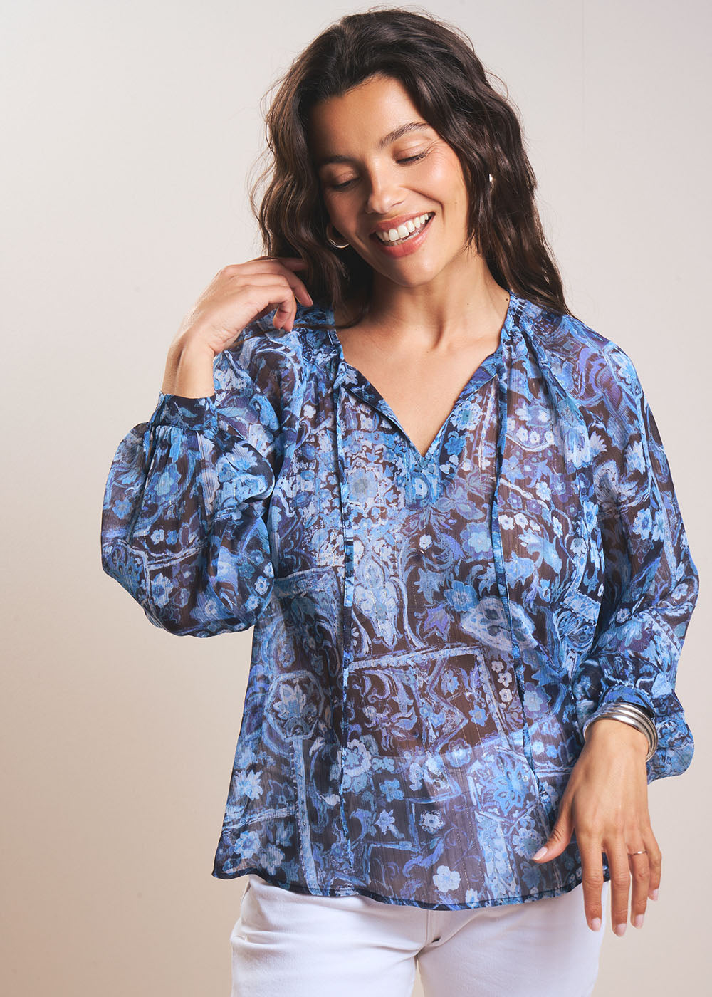 Printed V-neck blouse with tie - Sud Express - 5 - Sud Express