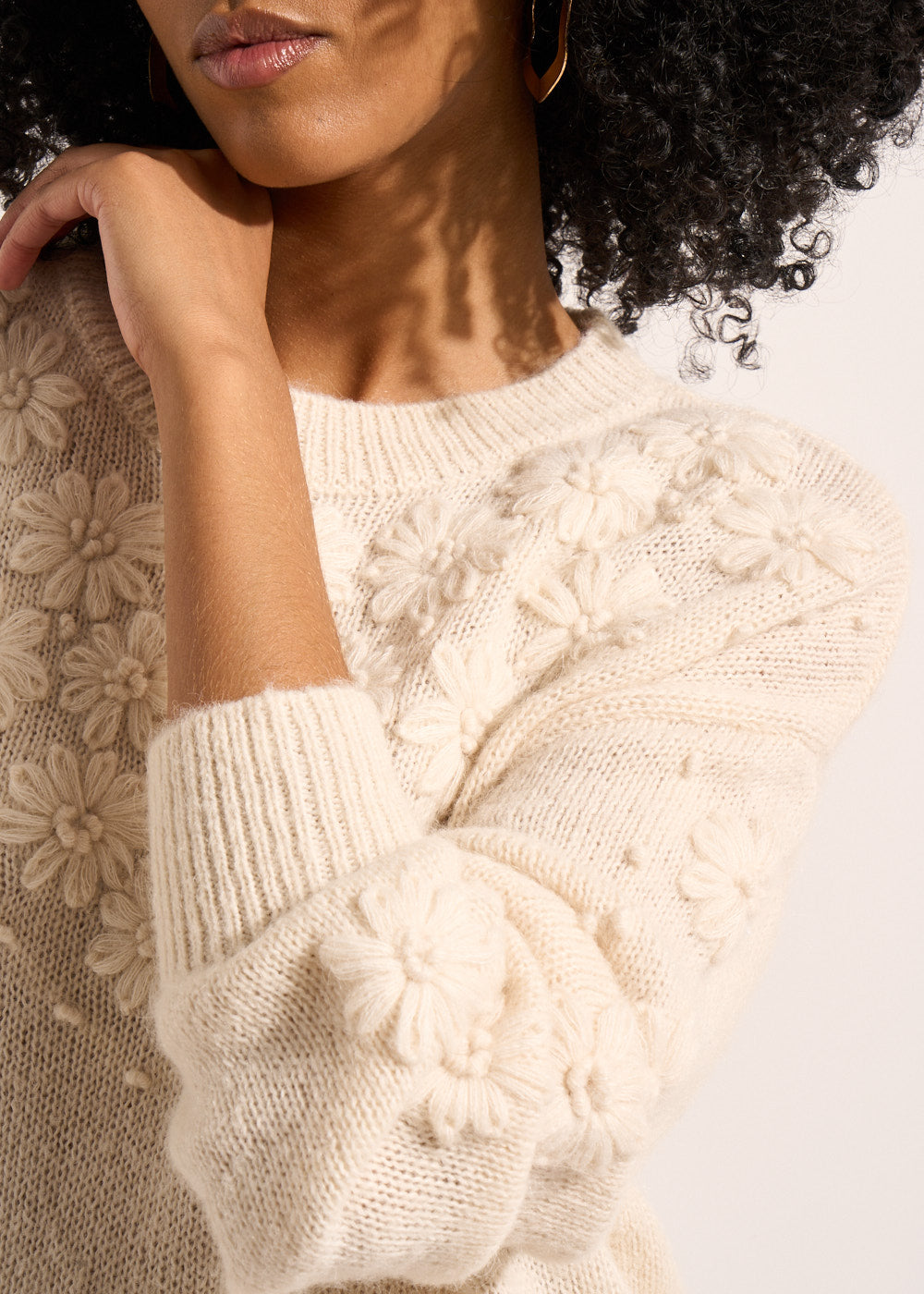 Sweater decorated with handmade daisies - Sud Express - 4 - Sud Express