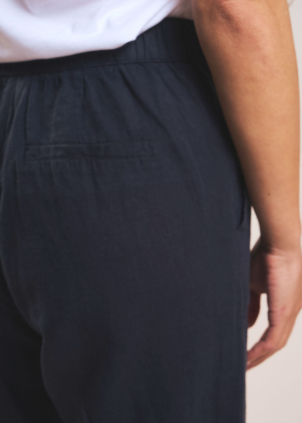 Carrot-cut trousers - Sud Express - 5 - Sud Express