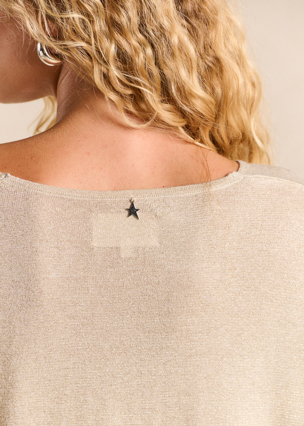 Oversized V-neck jumper in shiny knit with short sleeves - Sud Express - 5 - Sud Express