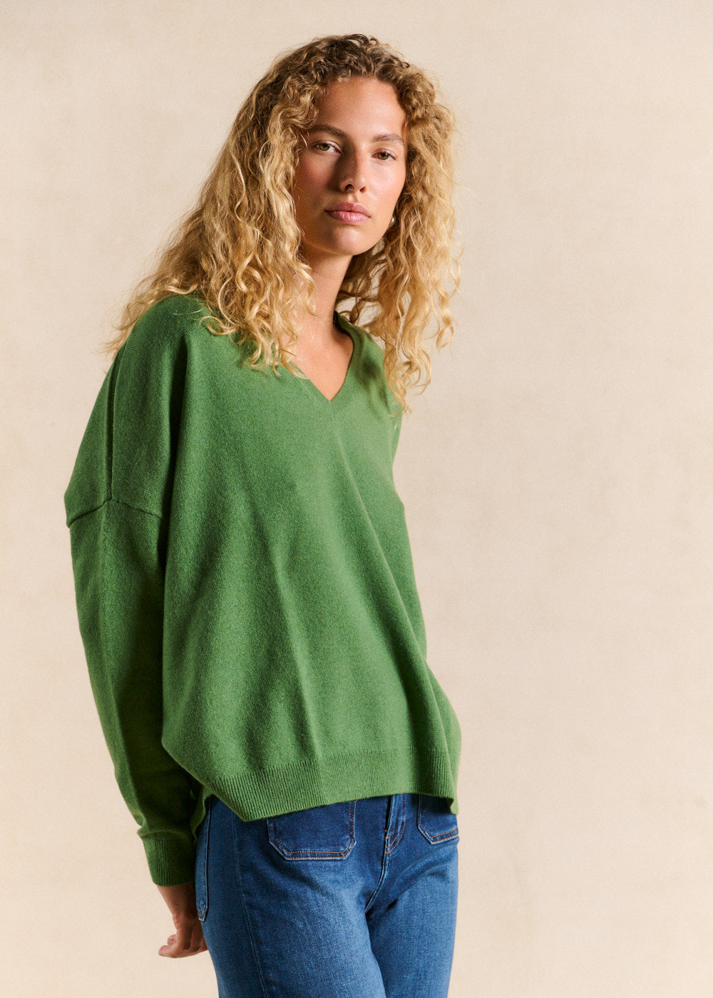 Cashmere V-neck sweater flared fit - Sud Express - 5 - Sud Express