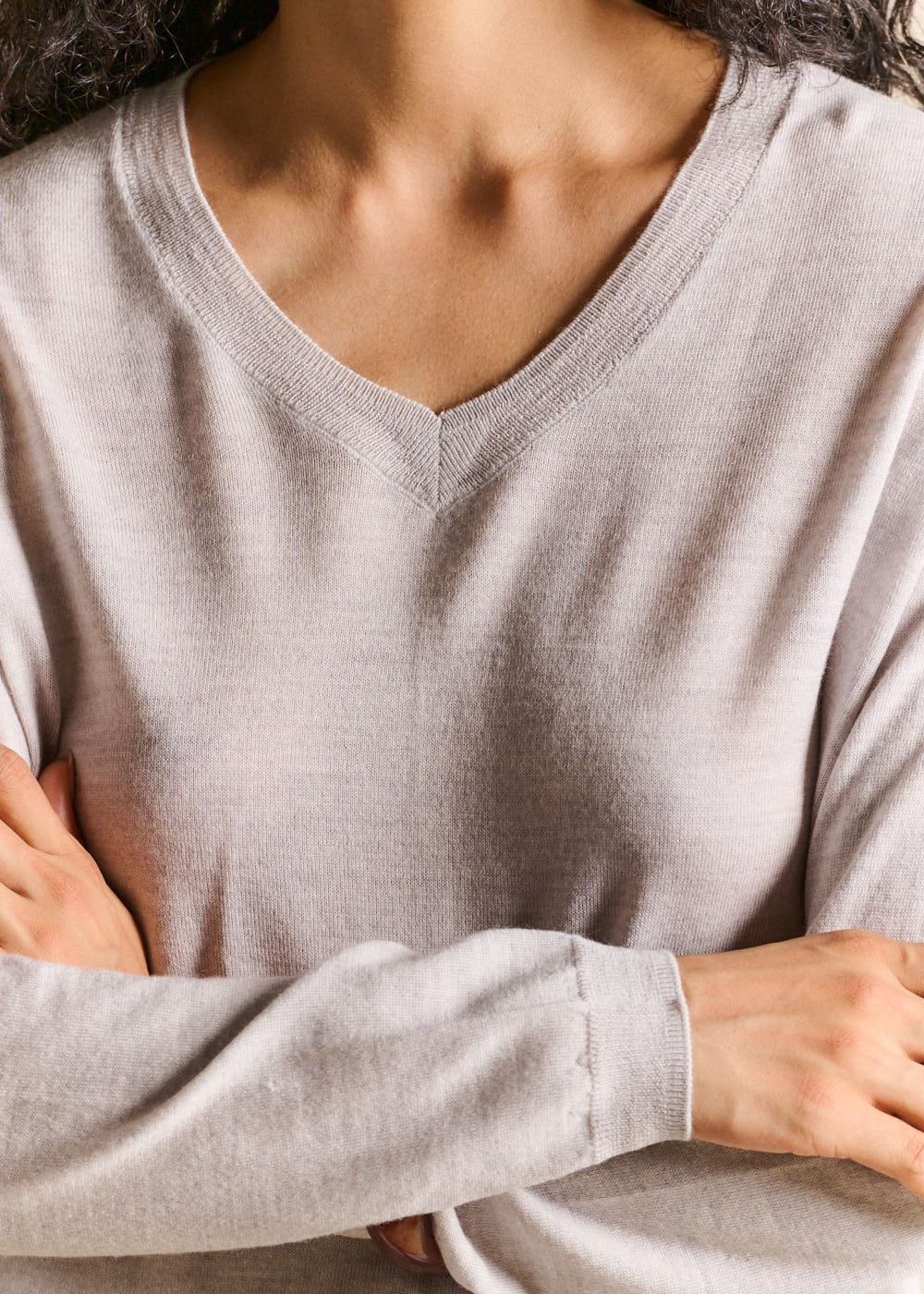 V-neck wool sweater with relaxed fit - Sud Express - 2 - Sud Express