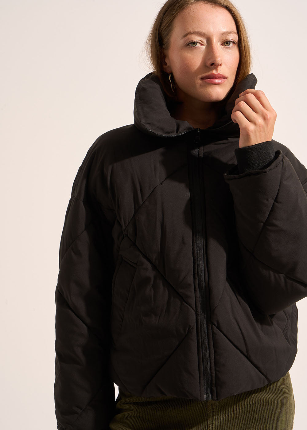 Loose-fitting quilted diamond-patterned jacket with a large collar - Sud Express - 1 - Sud Express