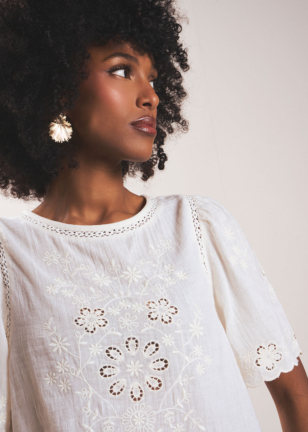 Floral embroidered top with short sleeves - Sud Express - 2 - Sud Express