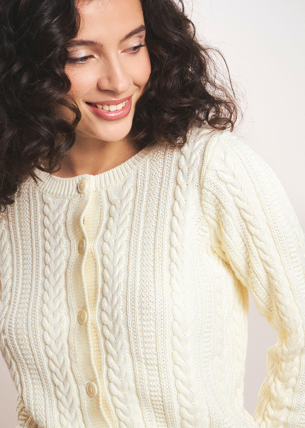 Short buttoned cardigan in cable knit cotton - Sud Express - 2 - Sud Express