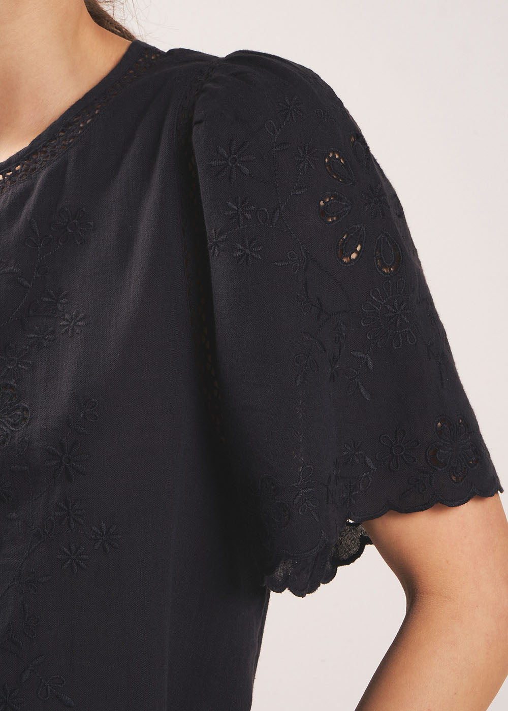 Floral embroidered top with short sleeves - Sud Express - 4 - Sud Express