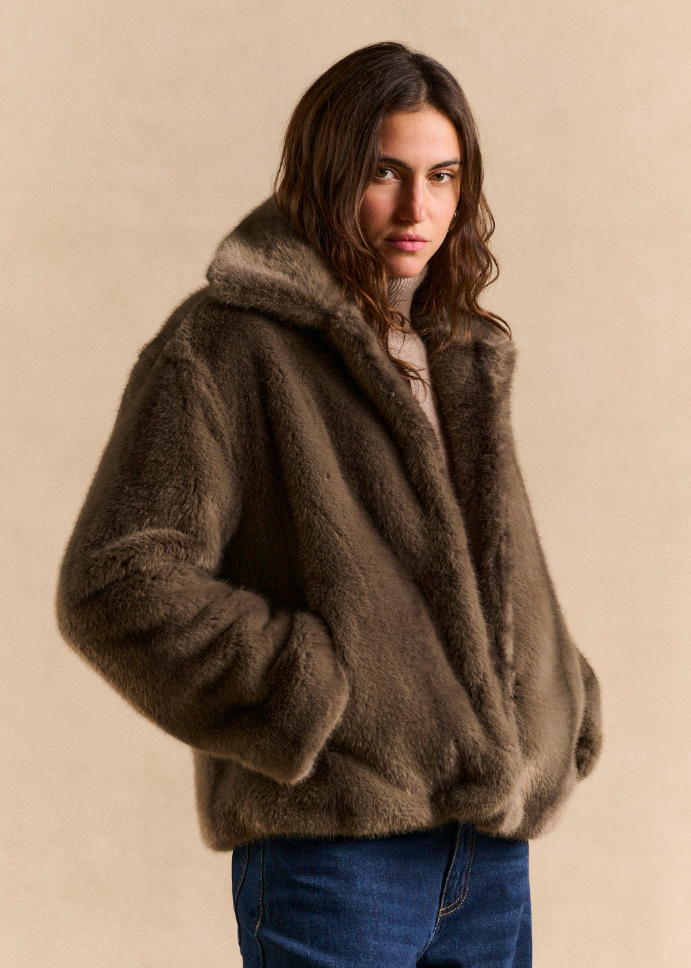 Short faux fur coat with a stand-up collar - Sud Express - 4 - Sud Express