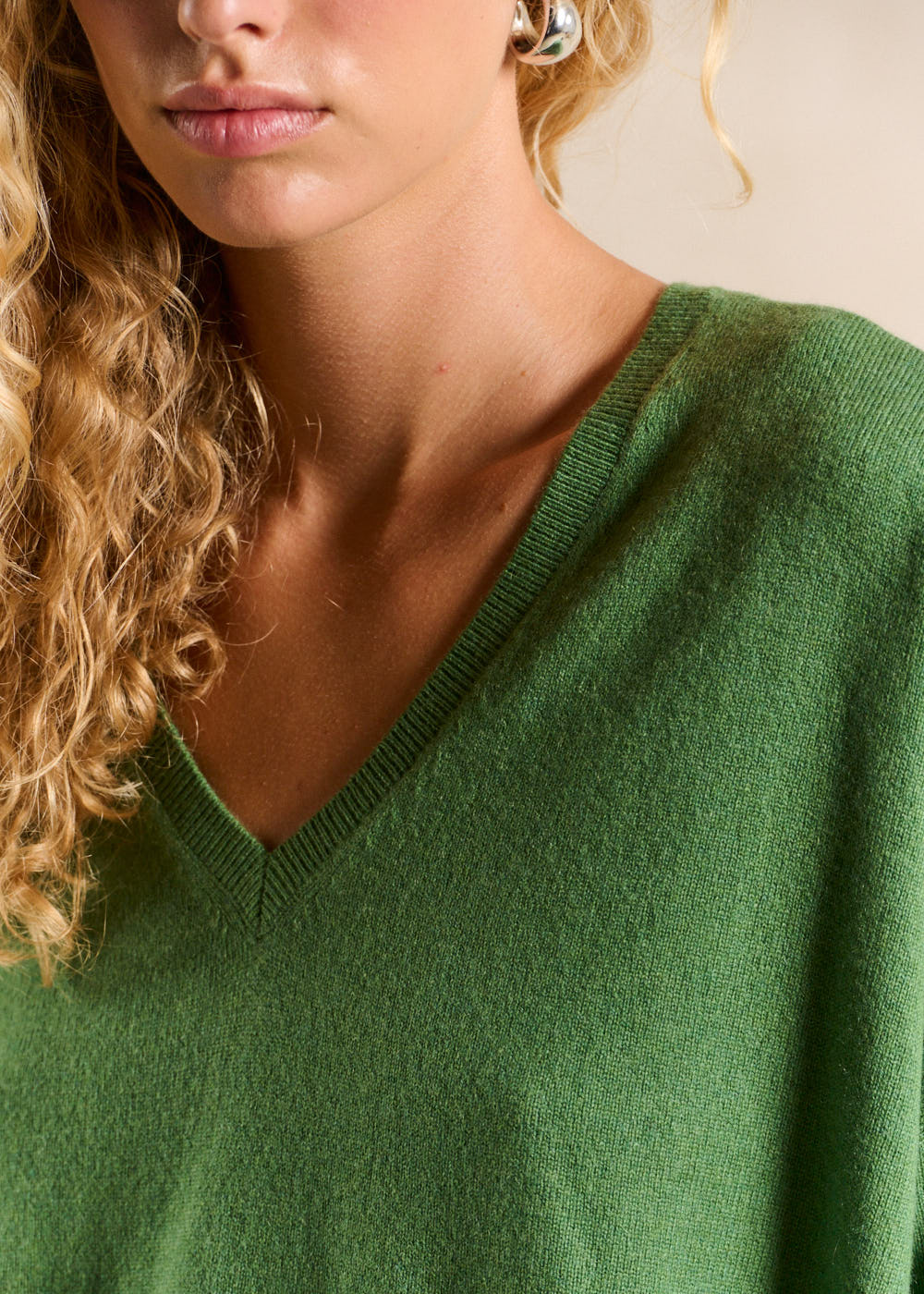 Cashmere V-neck sweater flared fit - Sud Express - 2 - Sud Express