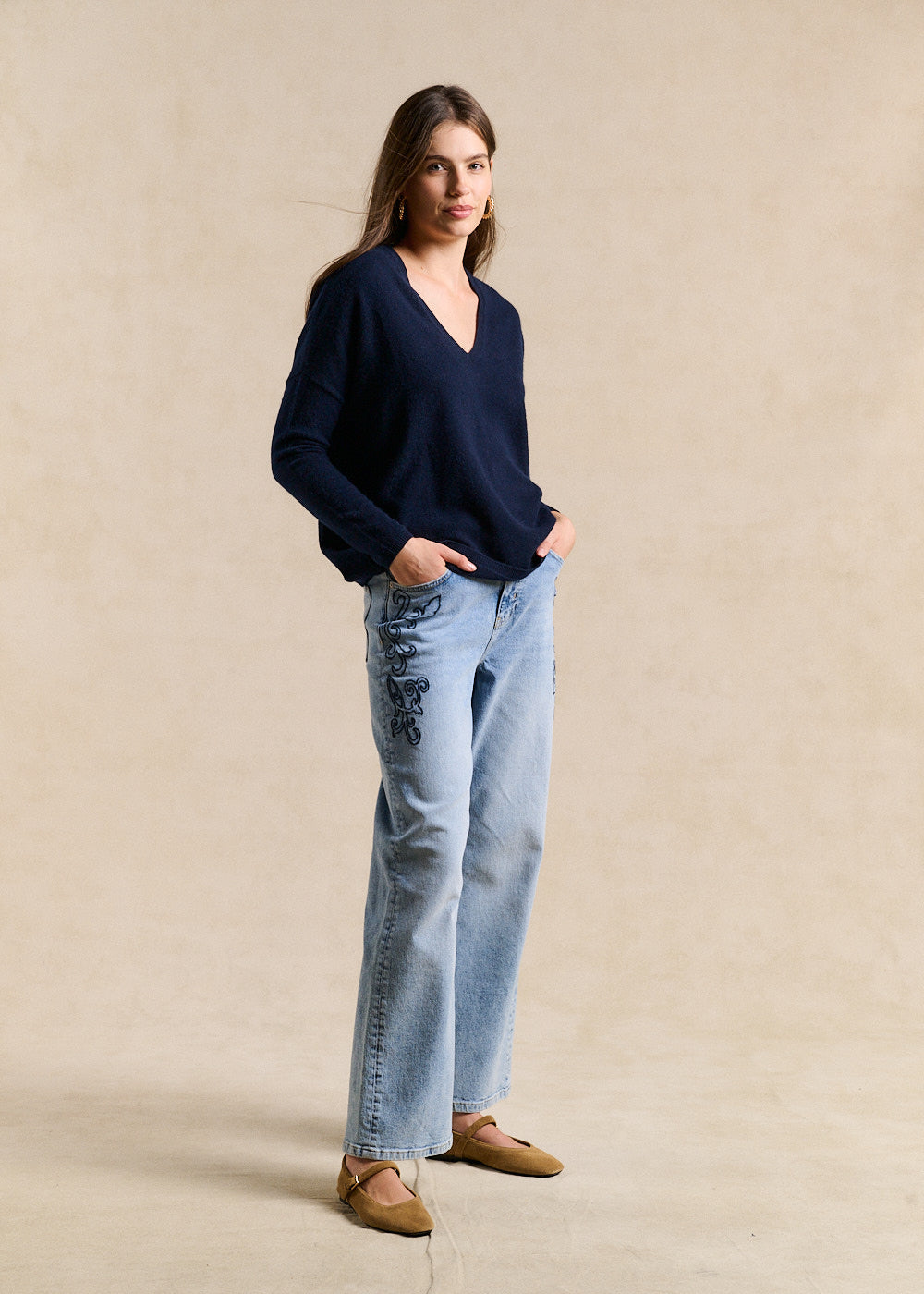MONJOE Cashmere V-neck sweater with long sleeves - 2 - Sud Express - Sud Express
