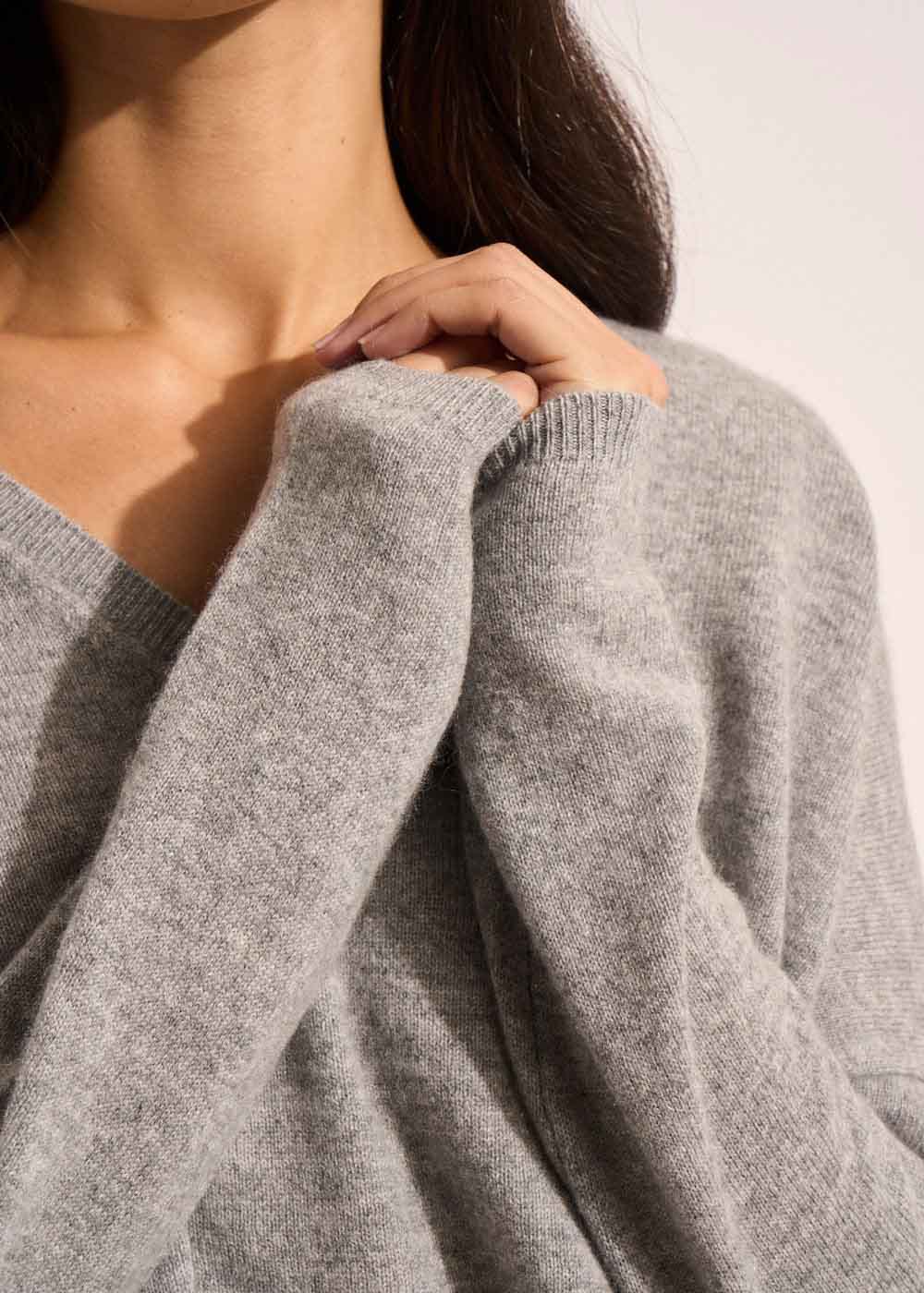 MONJOE Cashmere V-neck sweater with long sleeves - 2 - Sud Express - Sud Express