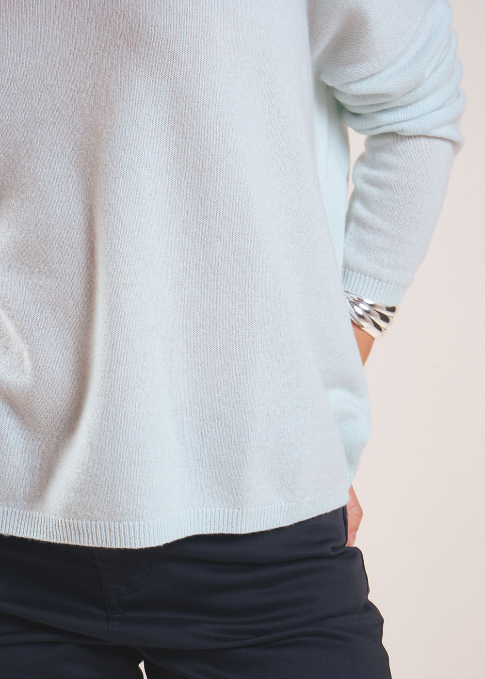 Cashmere V-neck sweater with long sleeves - Sud Express - 4 - Sud Express