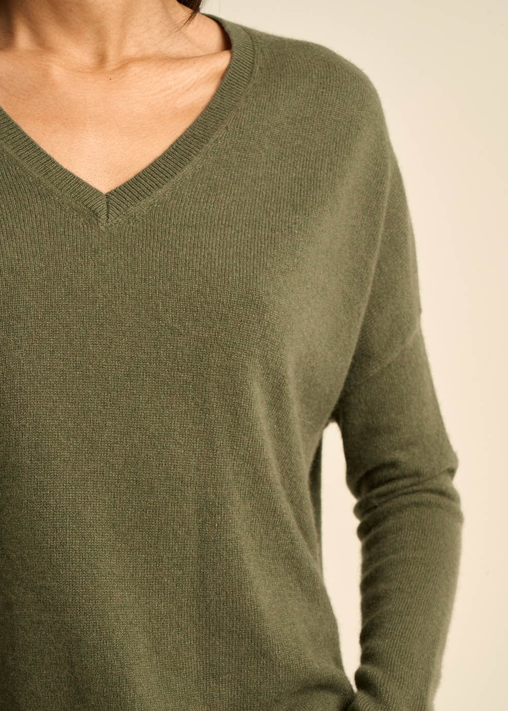 Cashmere V-neck sweater with long sleeves - Sud Express - 2 - Sud Express