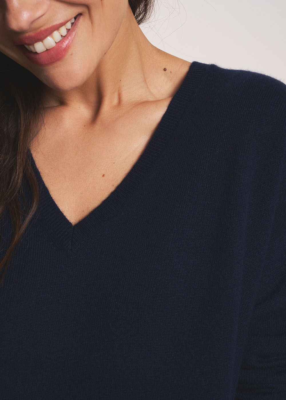 MONJOE Cashmere V-neck sweater with long sleeves - 2 - Sud Express - Sud Express