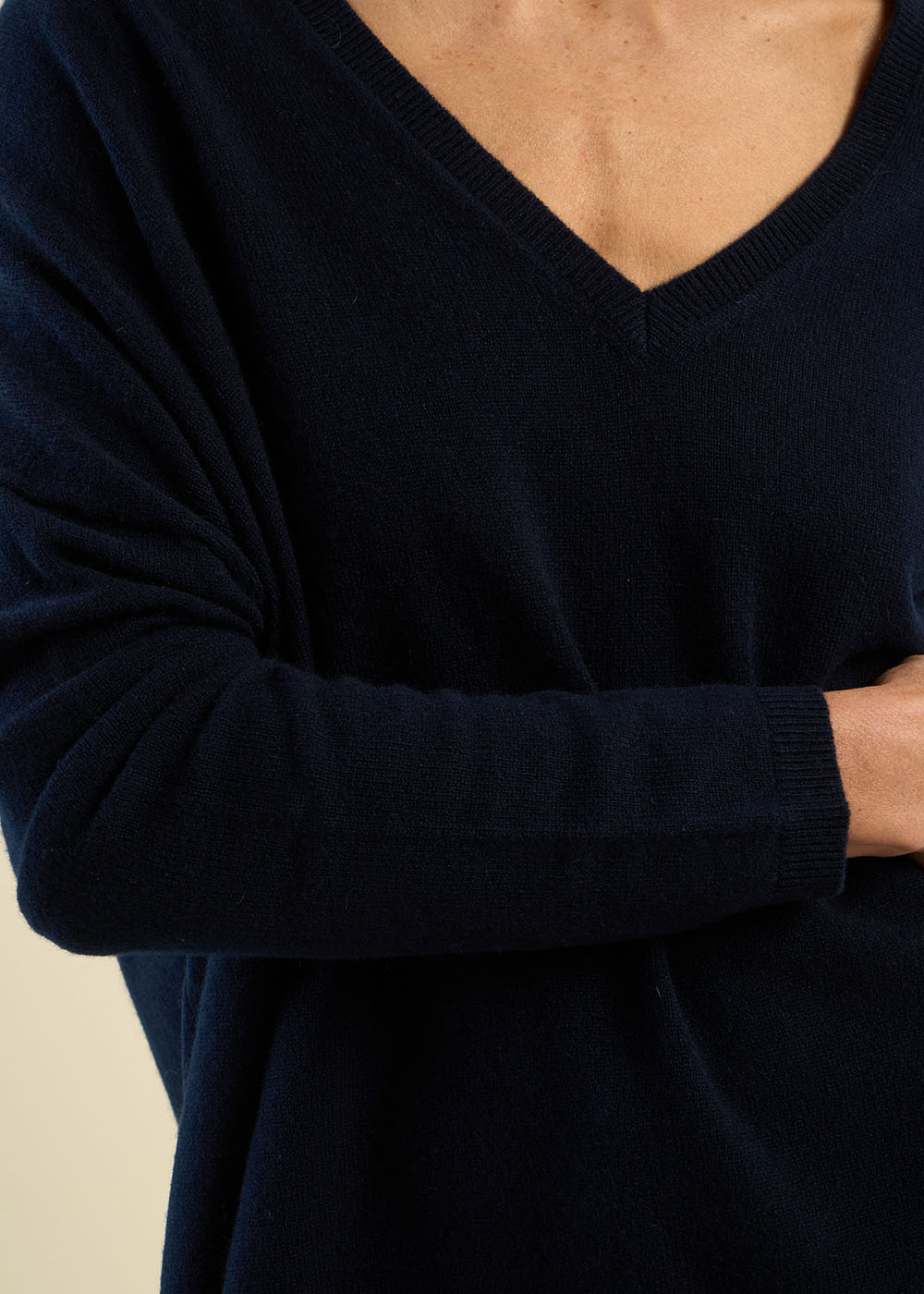 Cashmere V-neck sweater with long sleeves - Sud Express - 4 - Sud Express