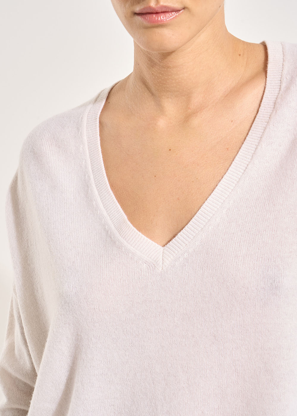 MONJOE Cashmere V-neck sweater with long sleeves - 2 - Sud Express - Sud Express