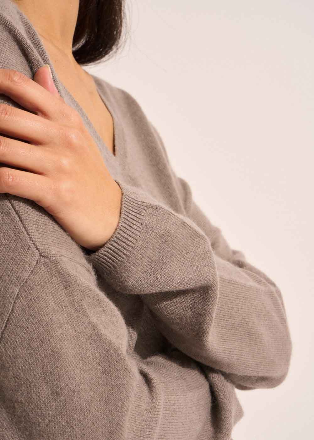 Cashmere V-neck sweater with long sleeves - Sud Express - 5 - Sud Express