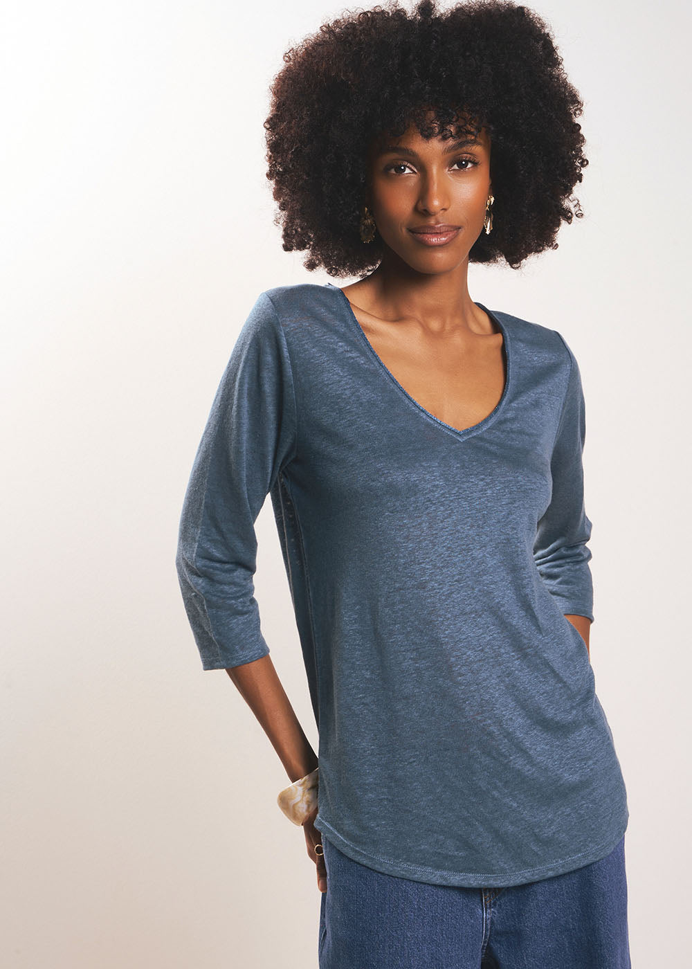 Linen T-shirt with V-neck - Sud Express - 5 - Sud Express
