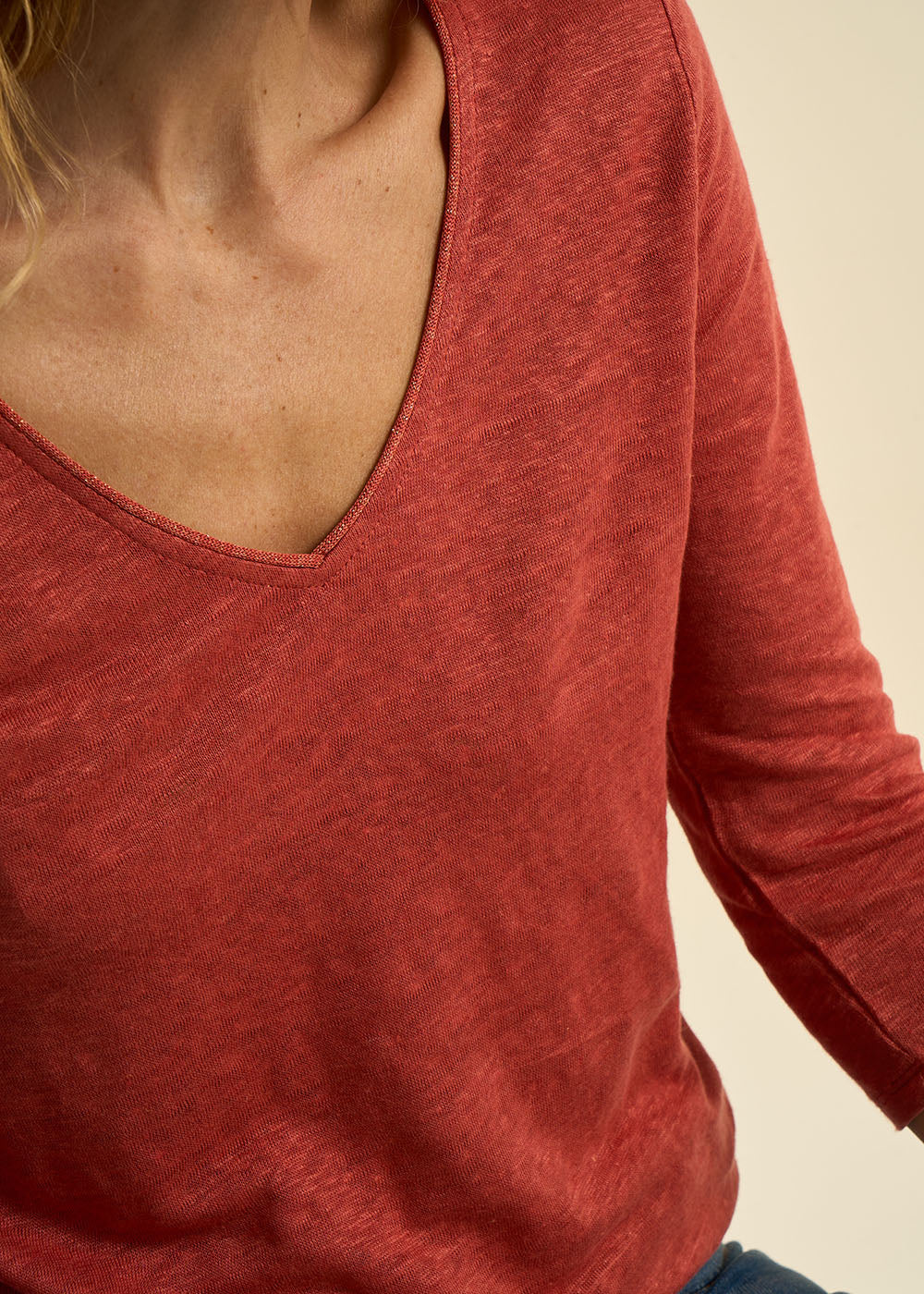 TOMEOH Linen T-shirt with V-neck - 2 - Sud Express - Sud Express