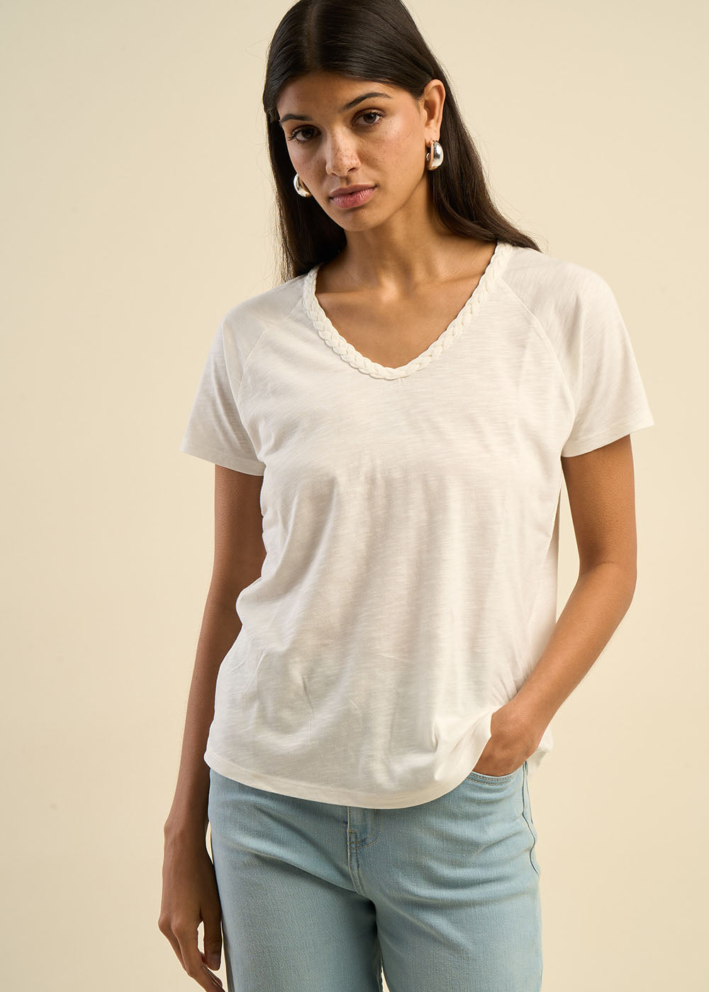 V-neck T-shirt with braided detail - Sud Express - 4 - Sud Express