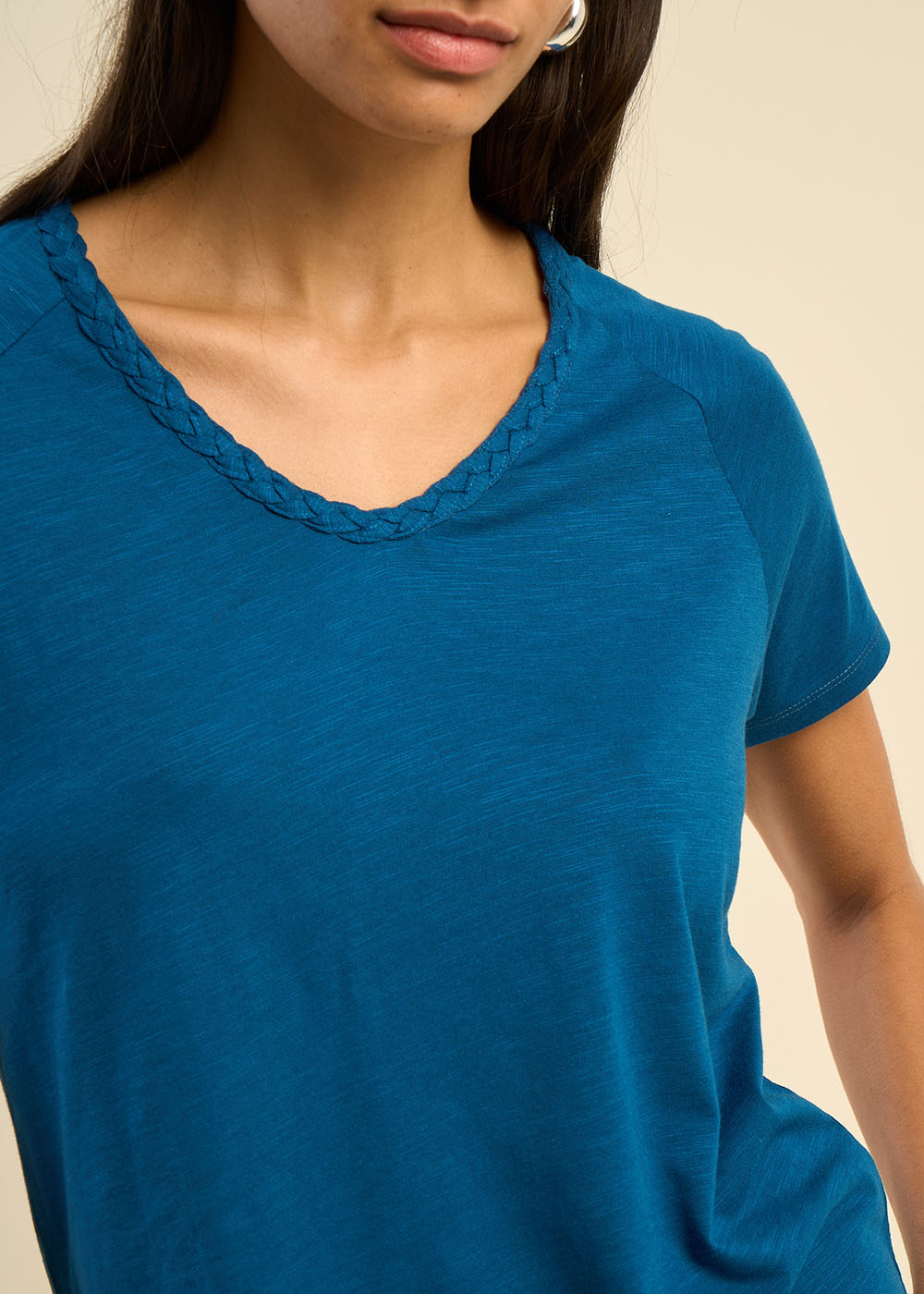 V-neck T-shirt with braided detail - Sud Express - 4 - Sud Express