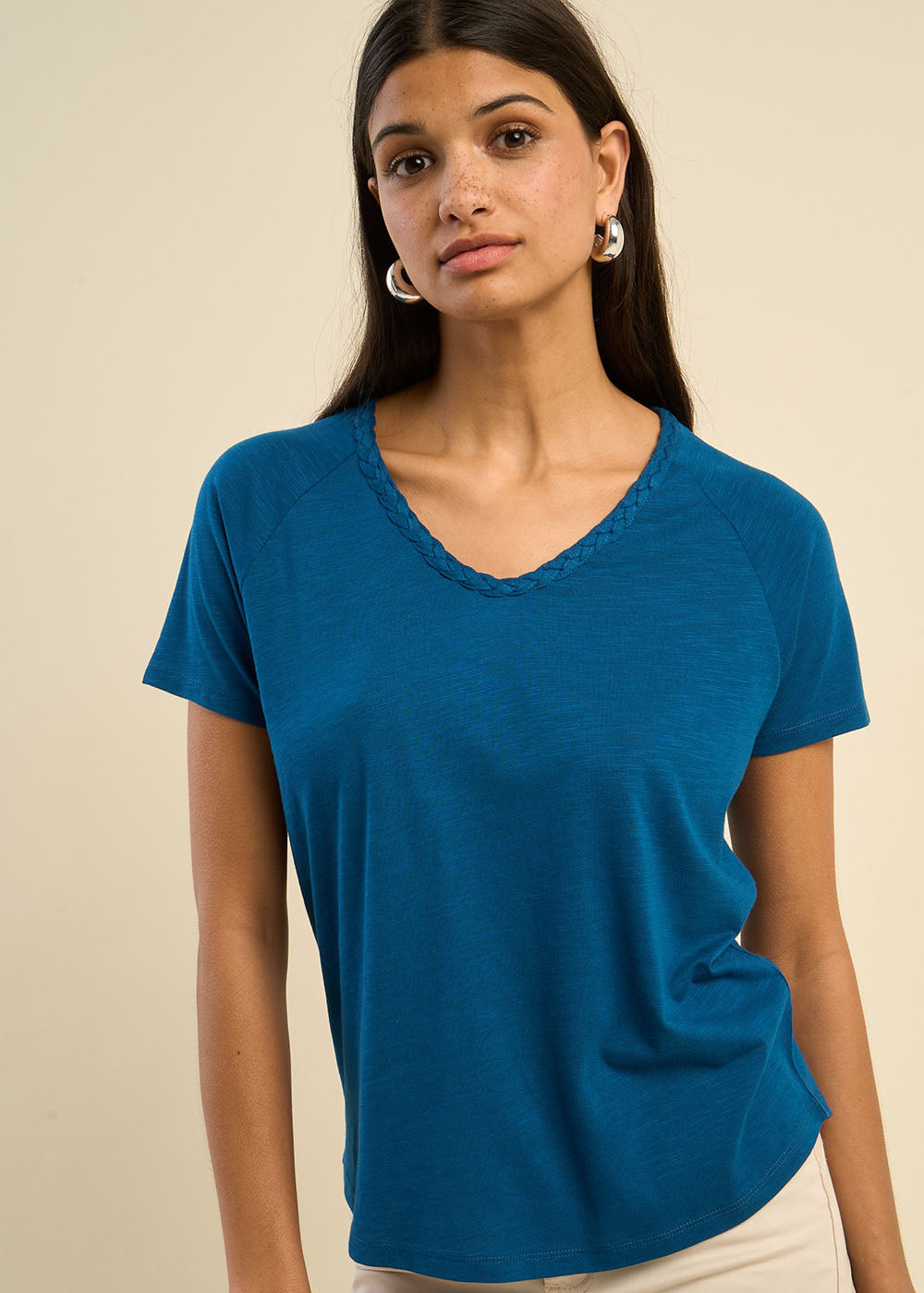 V-neck T-shirt with braided detail - Sud Express - 5 - Sud Express
