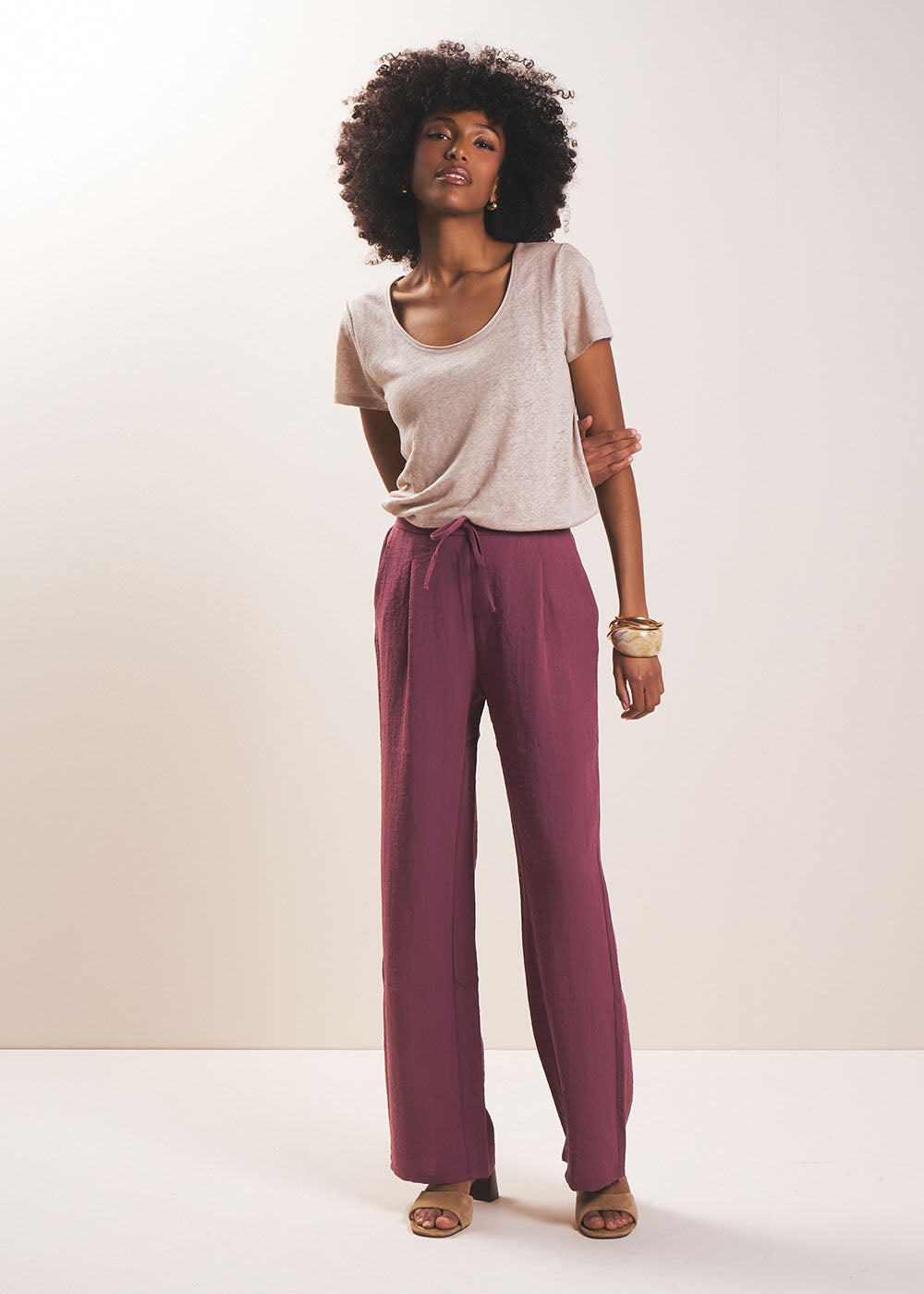 Linen T-shirt with open round neckline - Sud Express - 5 - Sud Express