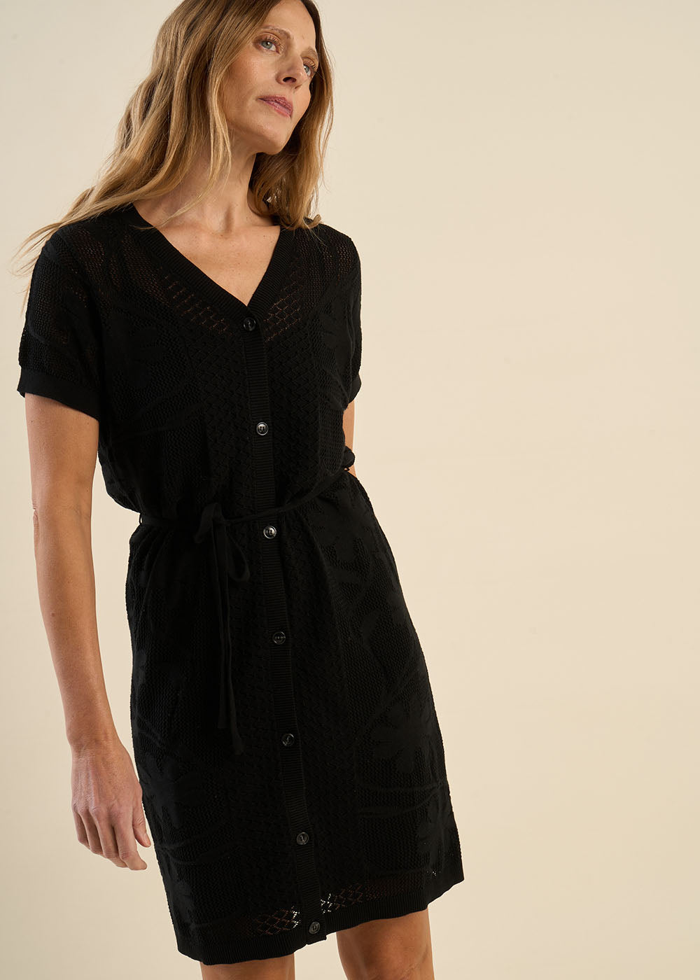 Short knitted dress, buttoned, belted - Sud Express - 4 - Sud Express