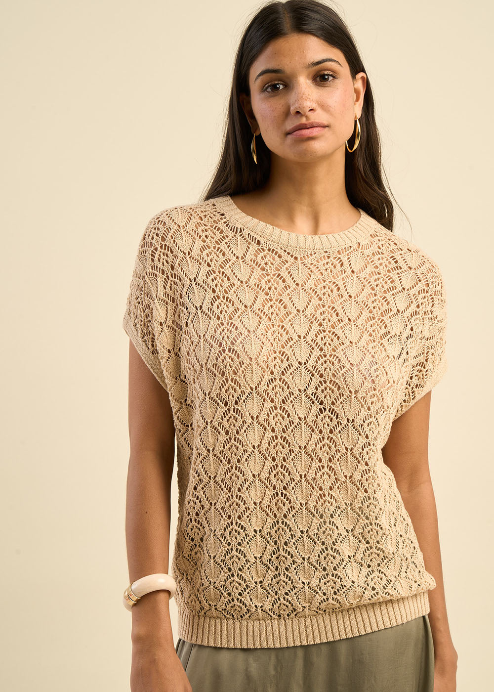 A sleeveless, round-neck, openwork sweater - Sud Express - 6 - Sud Express
