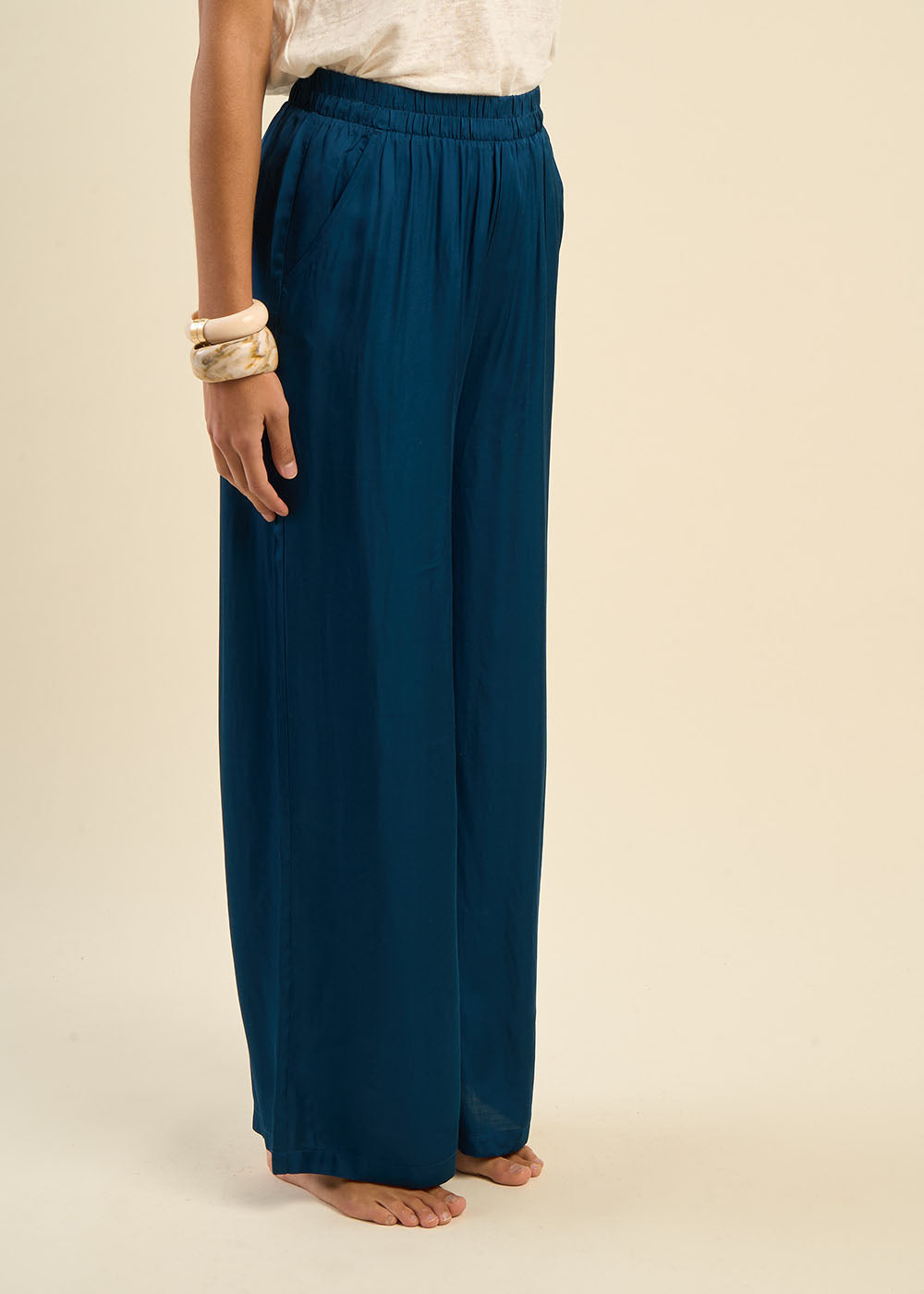 Wide-leg satin trousers  - Sud Express - 5 - Sud Express