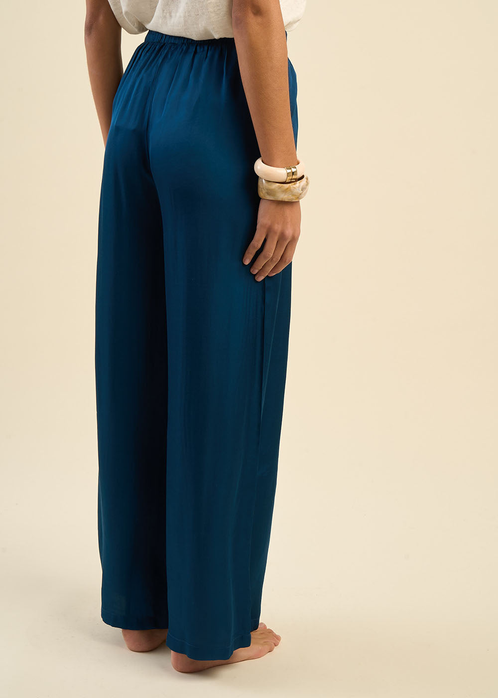 Wide-leg satin trousers  - Sud Express - 6 - Sud Express