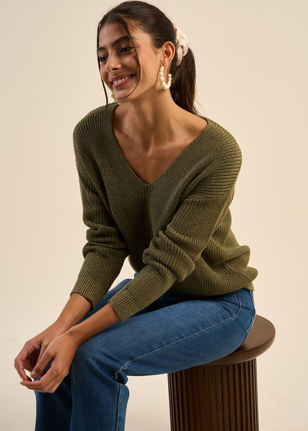 Loose-fitting V-neck jumper with lurex details - Sud Express - 5 - Sud Express