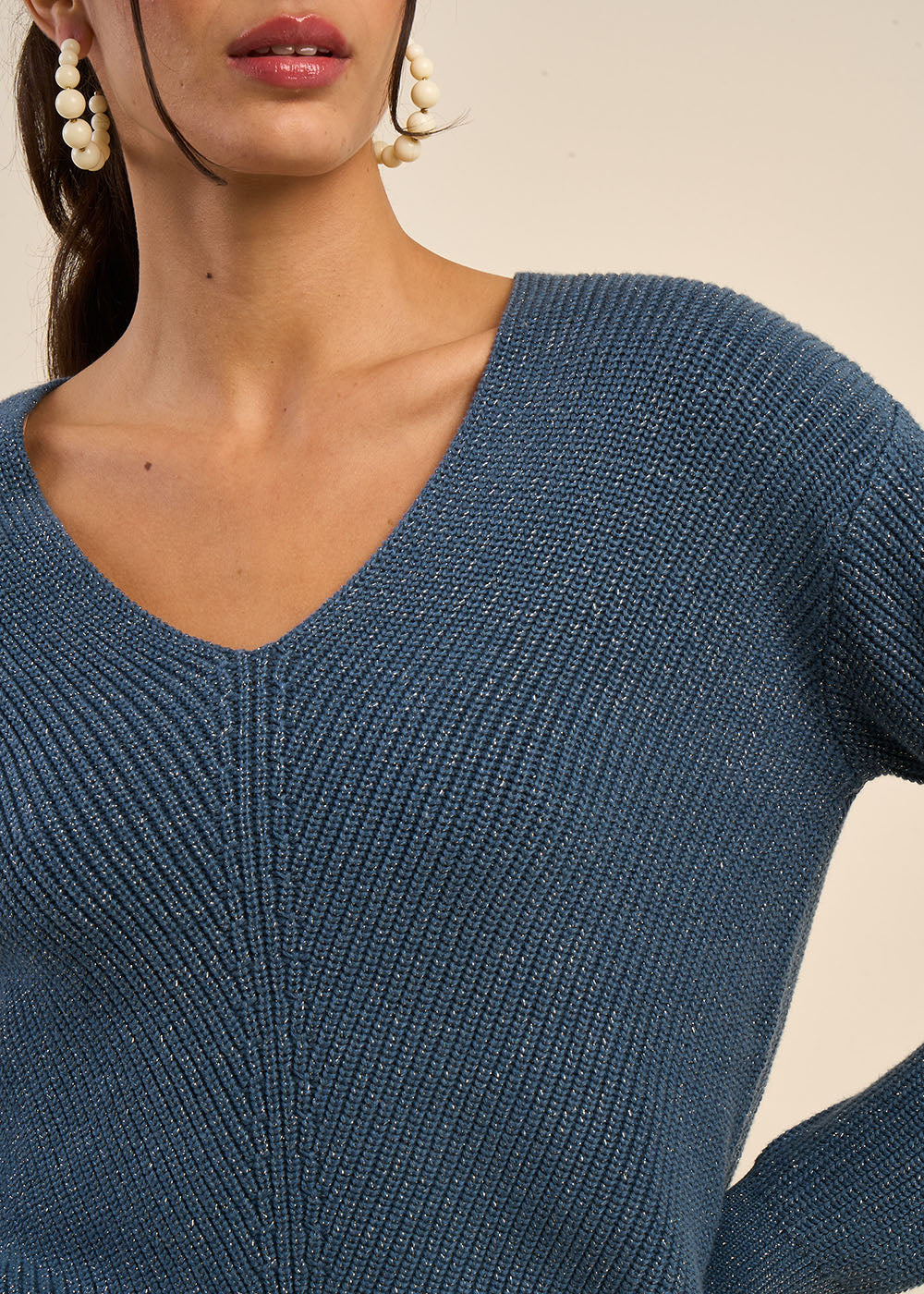 Loose-fitting V-neck jumper with lurex details - Sud Express - 2 - Sud Express