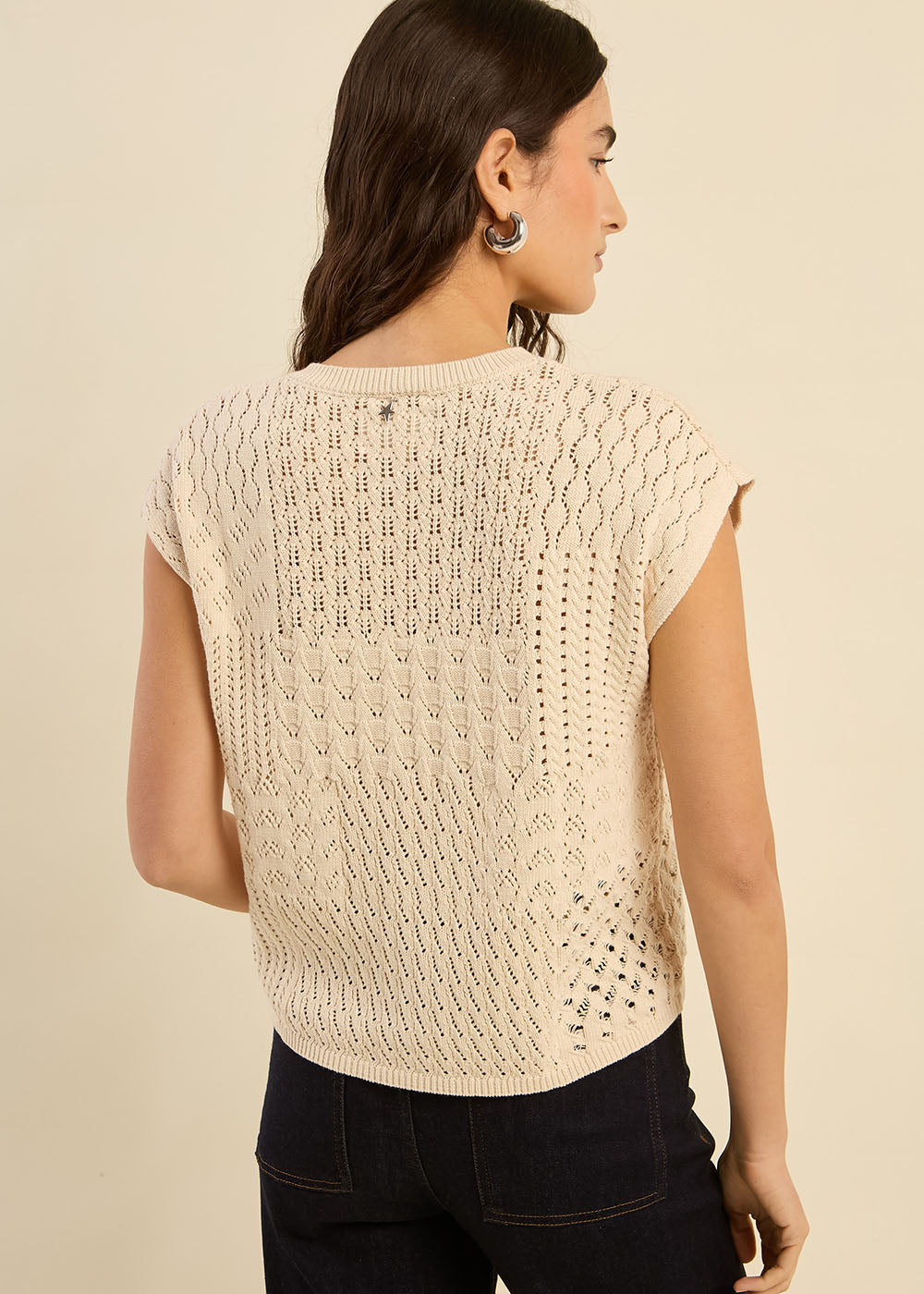 Sleeveless cardigan with fancy crochet detailing - Sud Express - 3 - Sud Express