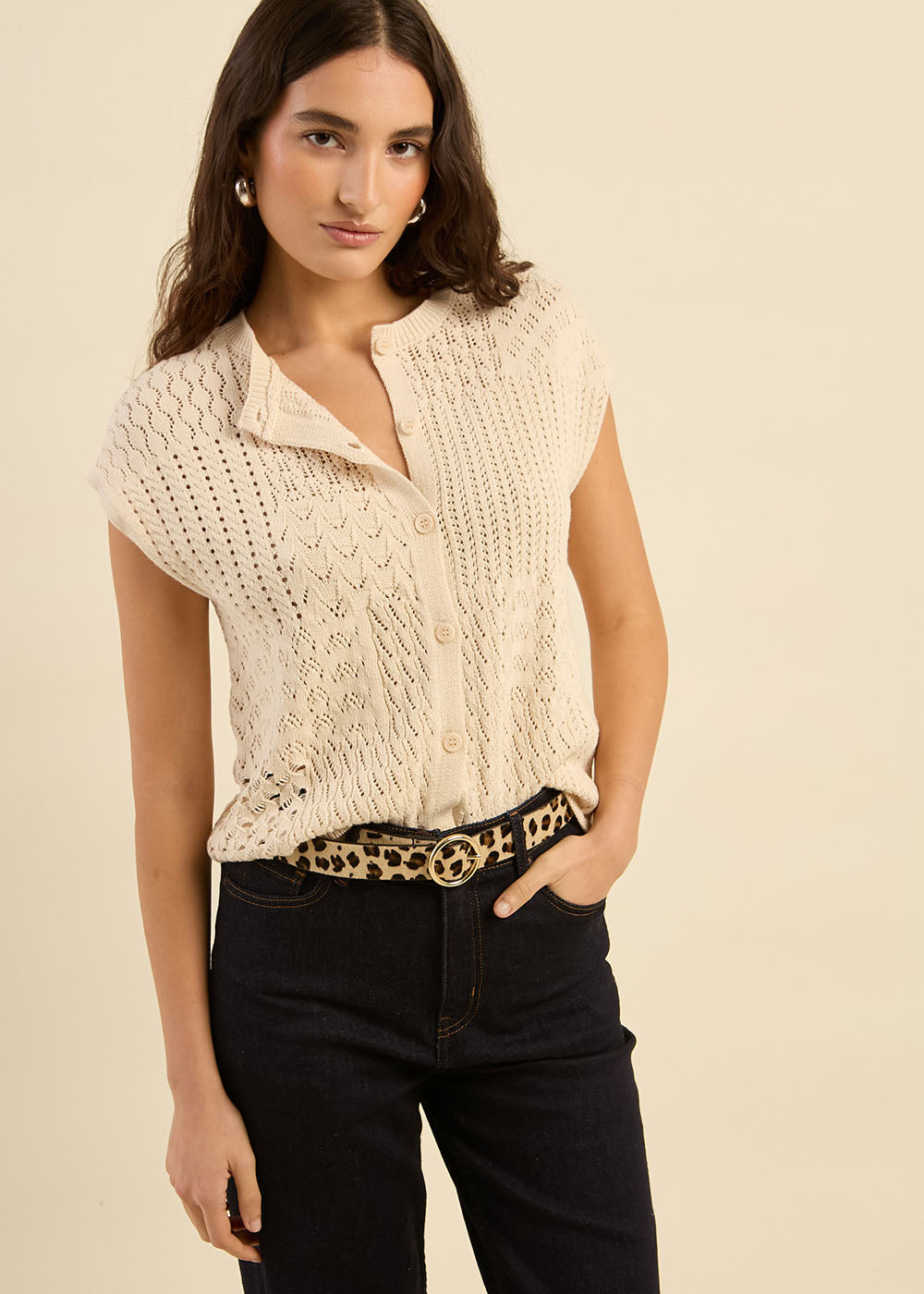 Sleeveless cardigan with fancy crochet detailing - Sud Express - 5 - Sud Express