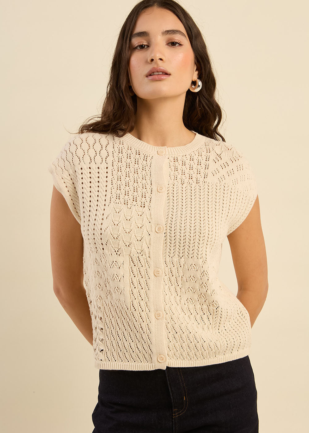 Sleeveless cardigan with fancy crochet detailing - Sud Express - 7 - Sud Express