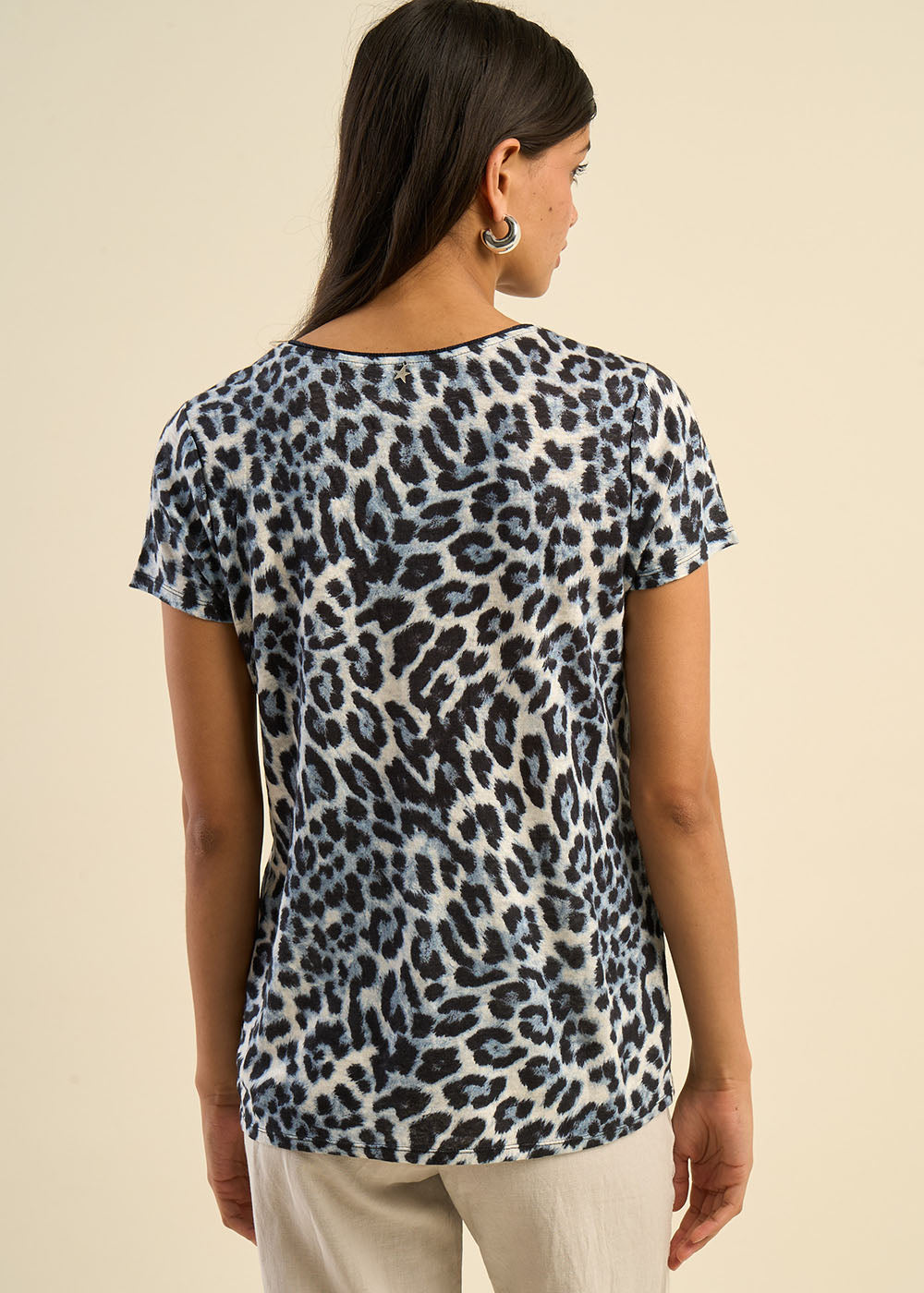 TAJA V-neck T-shirt in leopard print linen  - 3 - Sud Express - Sud Express