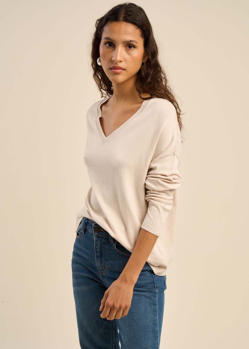 Fine-Gauge V-Neck Sweater - Sud Express - 5 - Sud Express