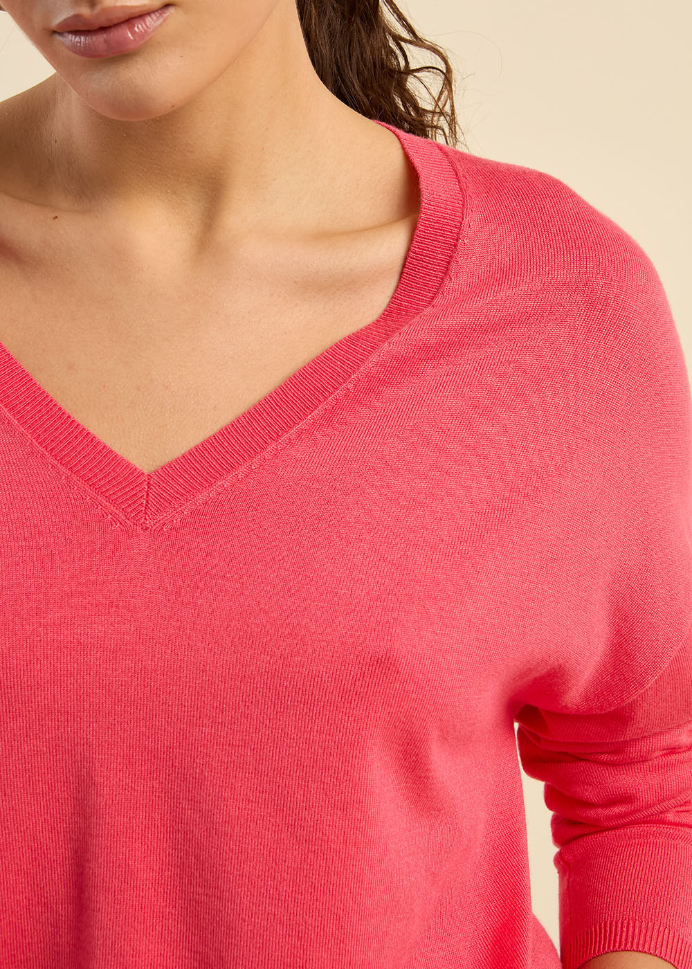 Fine-Gauge V-Neck Sweater - Sud Express - 7 - Sud Express