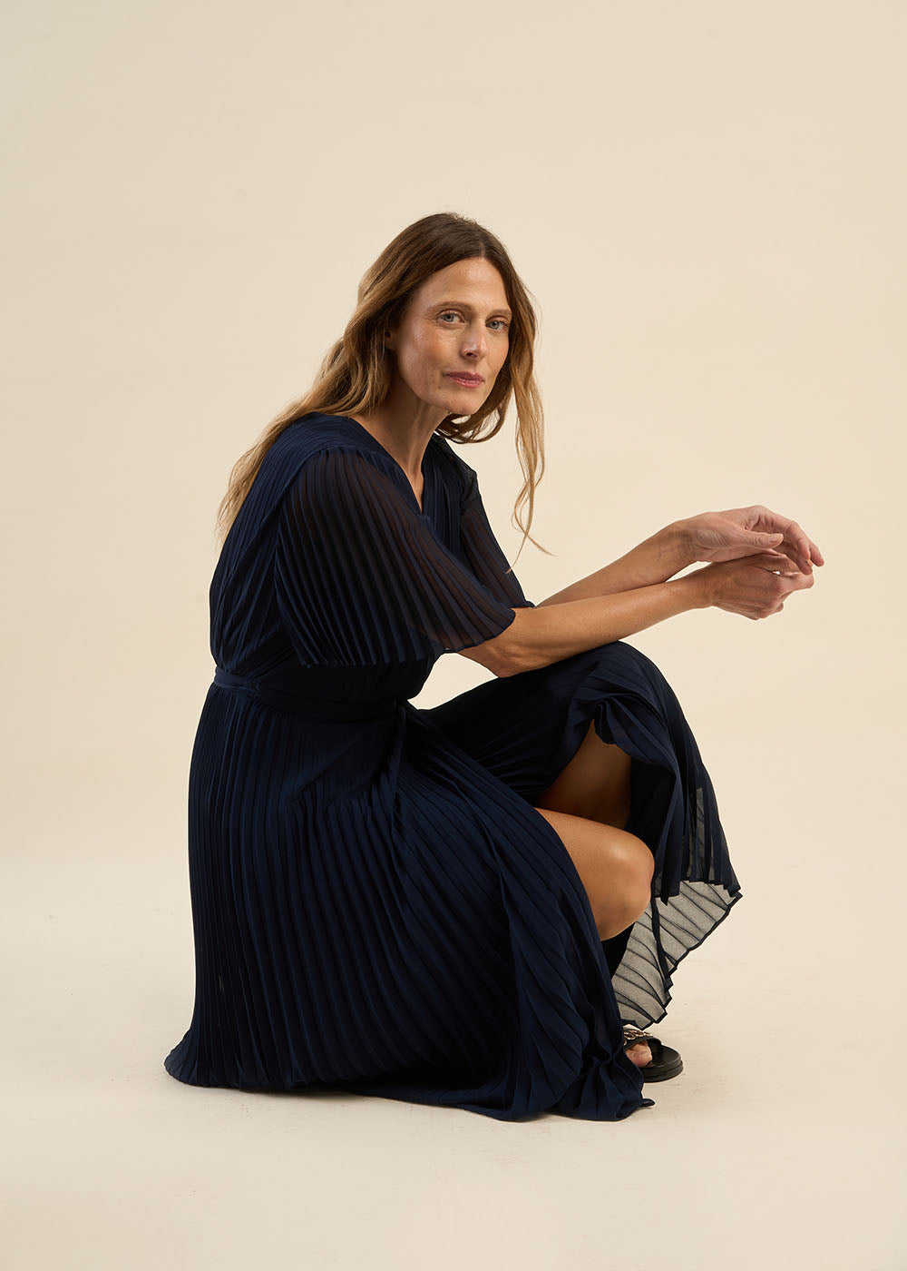 Pleated midi-length dress with flared sleeves - Sud Express - 1 - Sud Express