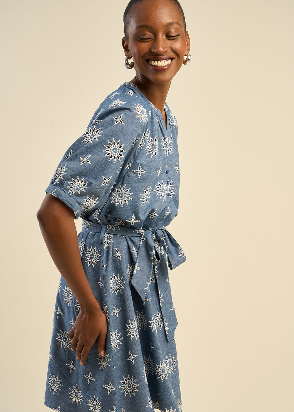 Short embroidered and belted dress - Sud Express - 5 - Sud Express