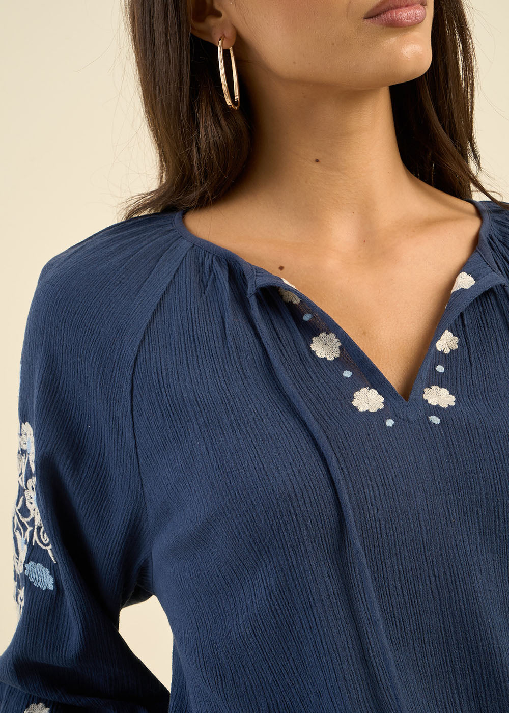 Loose-fitting embroidered blouse in cotton gauze - Sud Express - 2 - Sud Express