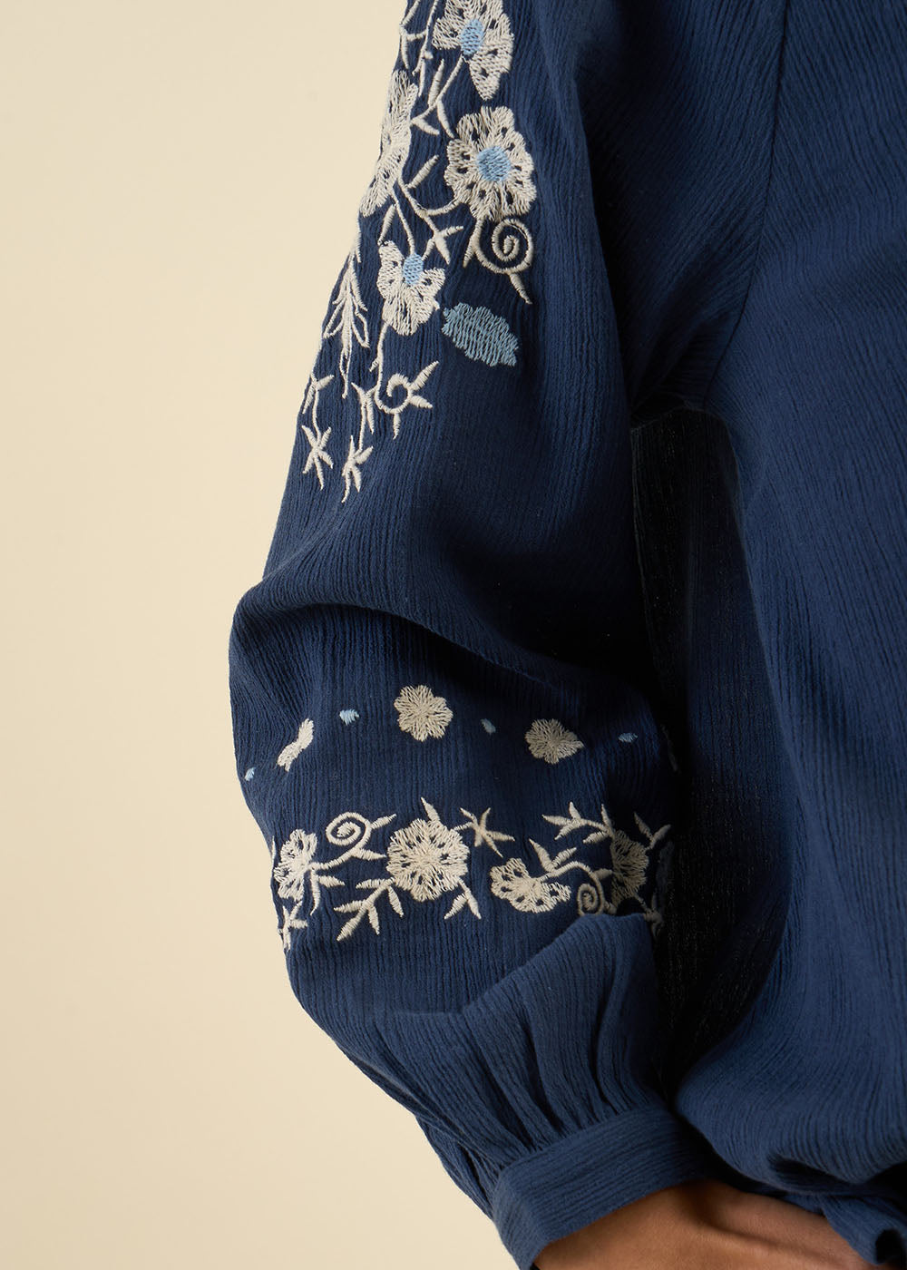 Loose-fitting embroidered blouse in cotton gauze - Sud Express - 7 - Sud Express