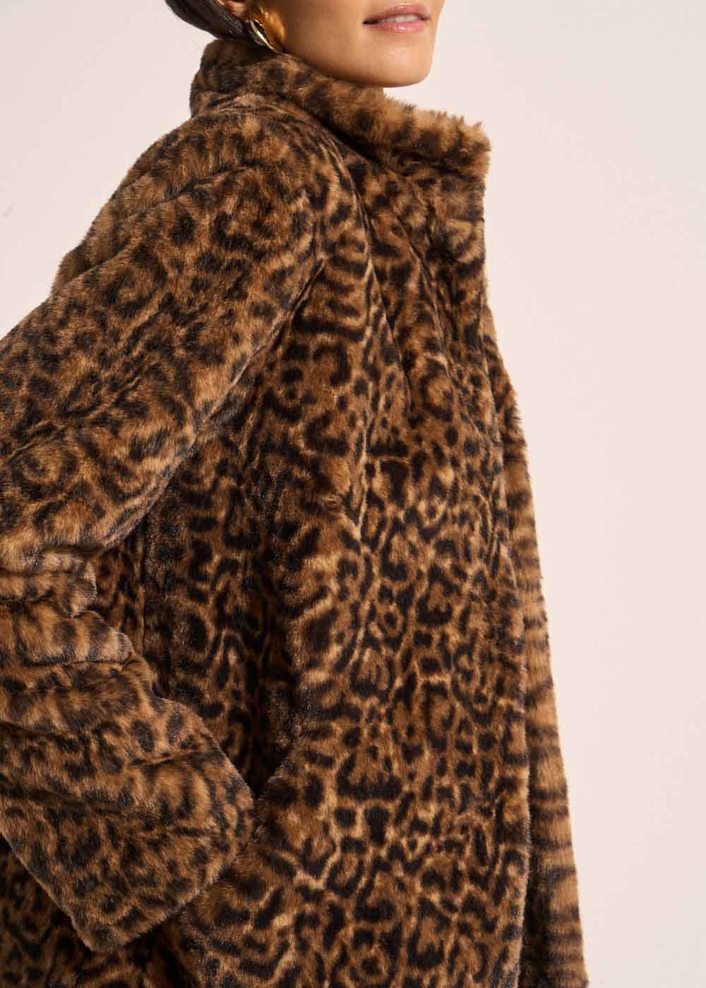 MINTY Fitted leopard print faux fur coat with stand-up collar - 2 - Sud Express - Sud Express