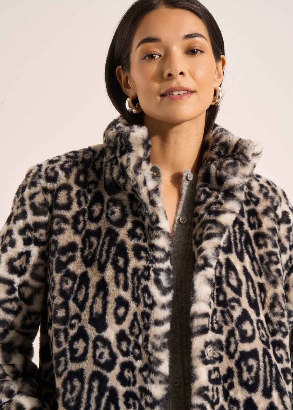 MINTY Fitted leopard print faux fur coat with stand-up collar - 2 - Sud Express - Sud Express