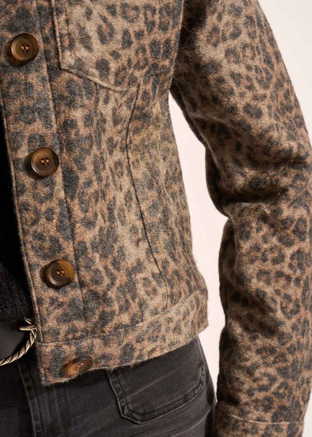 Short leopard print jacket with a straight cut - Sud Express - 2 - Sud Express