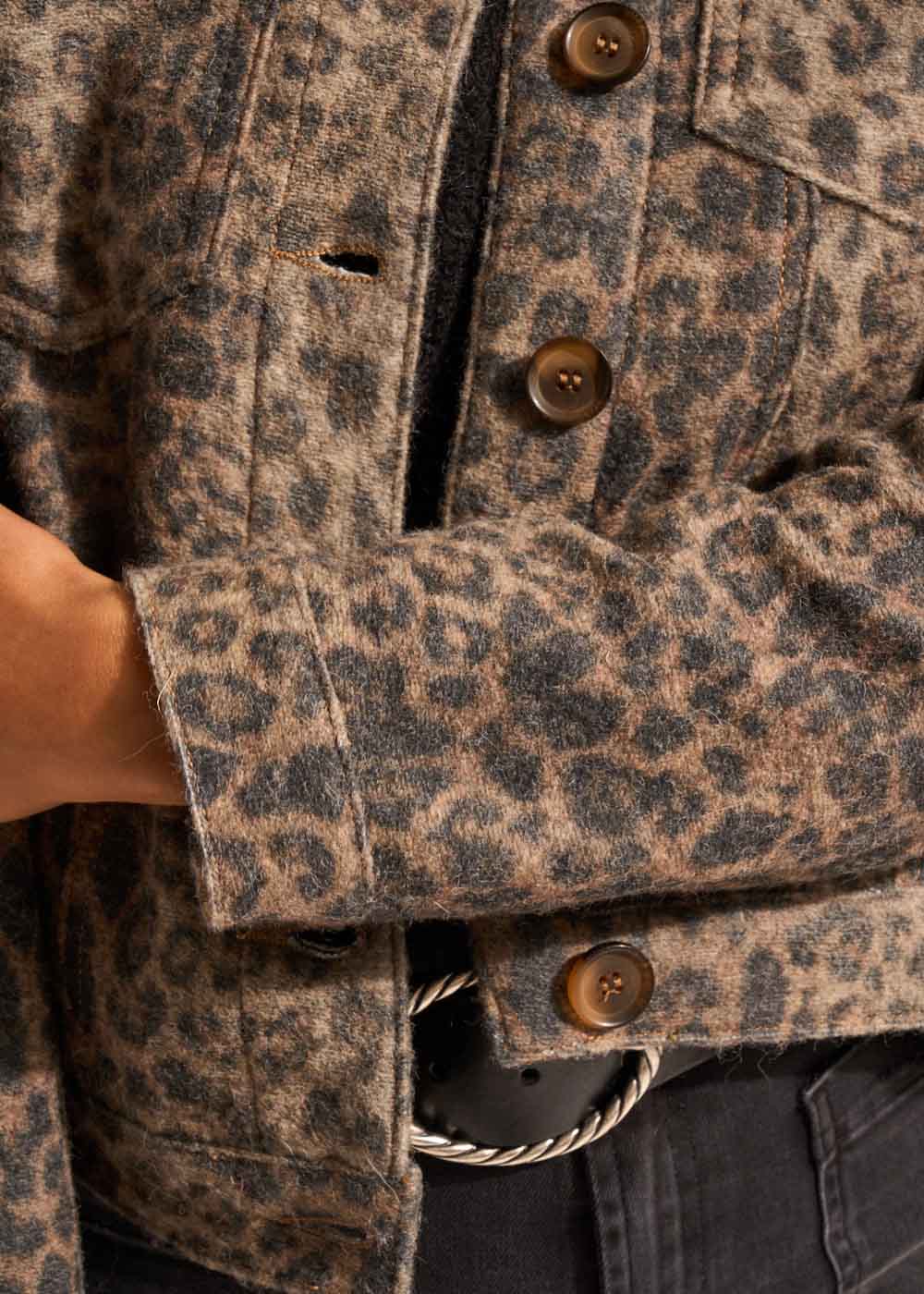 Short leopard print jacket with a straight cut - Sud Express - 4 - Sud Express